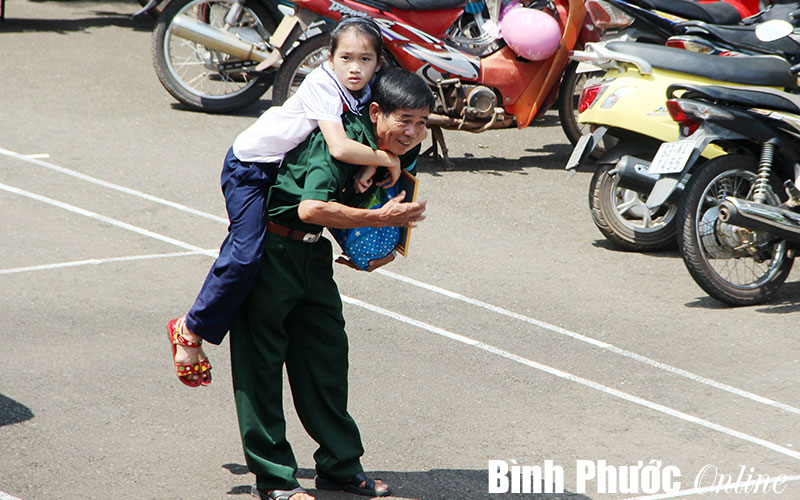 Đoàn đại biểu quốc hội và Tỉnh đoàn trao học bổng học sinh nghèo vượt khó Đoàn đại biểu quốc hội và Tỉnh đoàn trao học bổng học sinh nghèo vượt khó