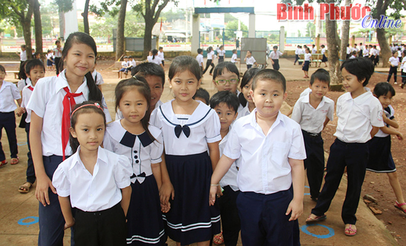 Tăng phí bảo hiểm y tế học sinh: Phụ huynh bất ngờ, giáo viên áp lực
