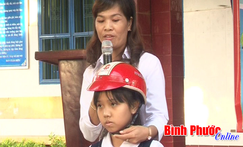 Học sinh trường tiểu học An Lộc A đồng hành với mũ bảo hiểm Học sinh trường tiểu học An Lộc A đồng hành với mũ bảo hiểm
