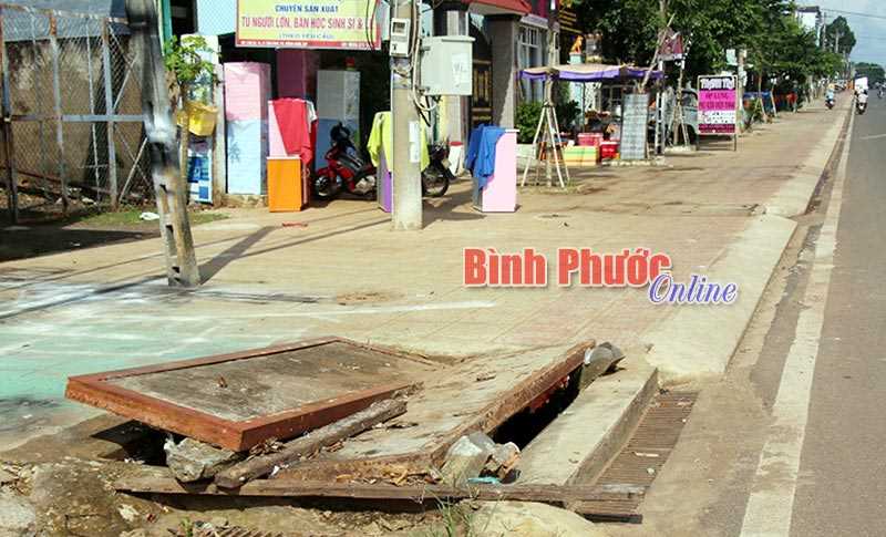 2 hố ga bị bật nắp gây nguy hiểm