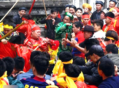 Cướp lộc ở hội Gióng là... “cướp có văn hóa”!