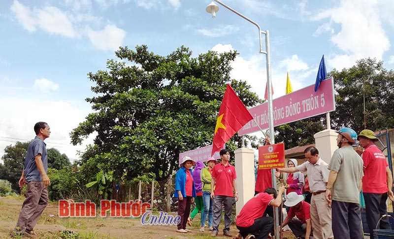 Hội chữ thập đỏ chung tay thắp sáng đường quê Hội chữ thập đỏ chung tay thắp sáng đường quê