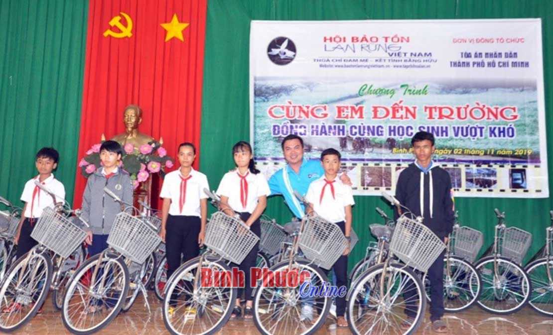 Tiếp sức đến trường cho học sinh nghèo vượt khó học giỏi Tiếp sức đến trường cho học sinh nghèo vượt khó học giỏi