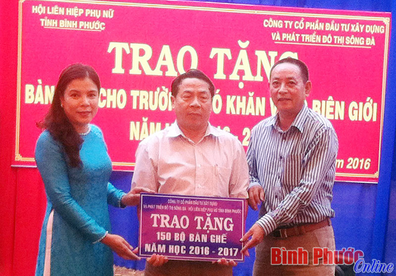 Hội phụ nữ tỉnh vận động tặng 150 bộ bàn ghế dịp năm học mới Hội phụ nữ tỉnh vận động tặng 150 bộ bàn ghế dịp năm học mới