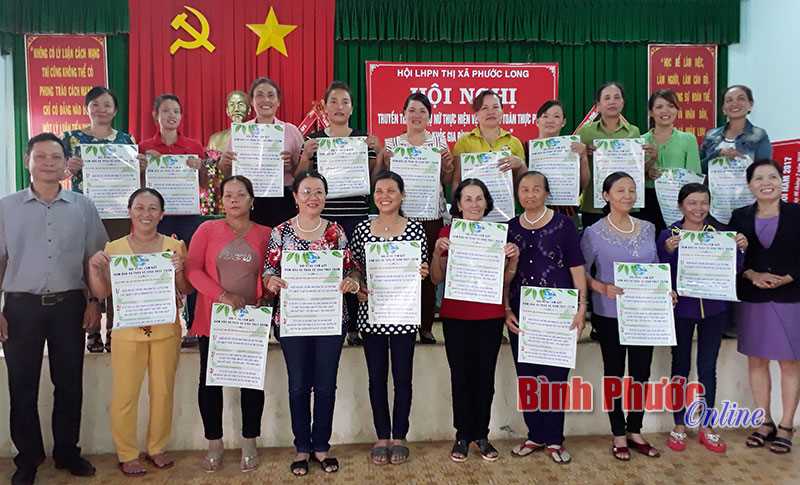 Phụ nữ Phước Long ký cam kết “Nói không với thực phẩm bẩn”