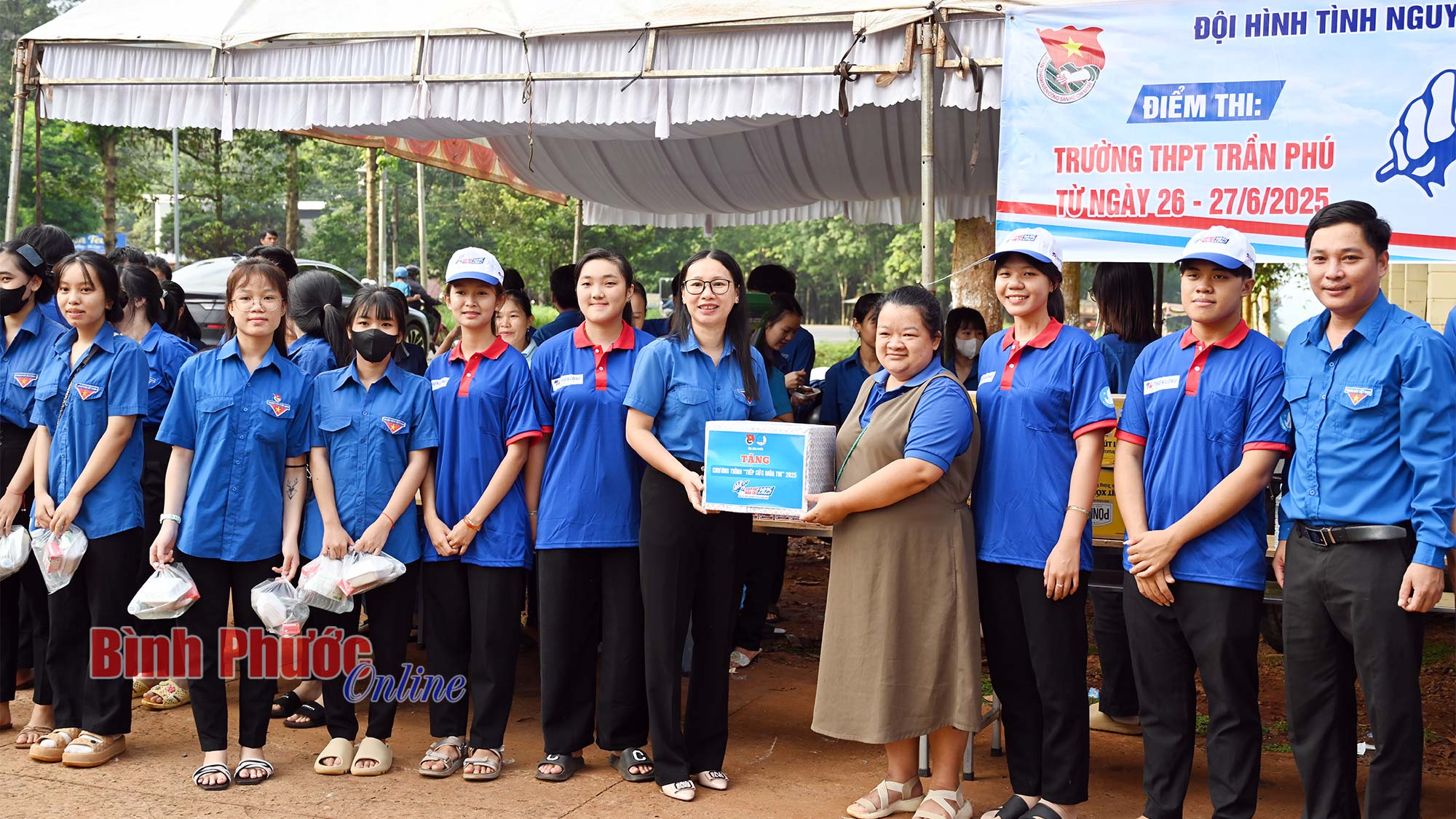 Hơn 1.100 thanh niên Bình Phước tiếp sức mùa thi Hơn 1.100 thanh niên Bình Phước tiếp sức mùa thi