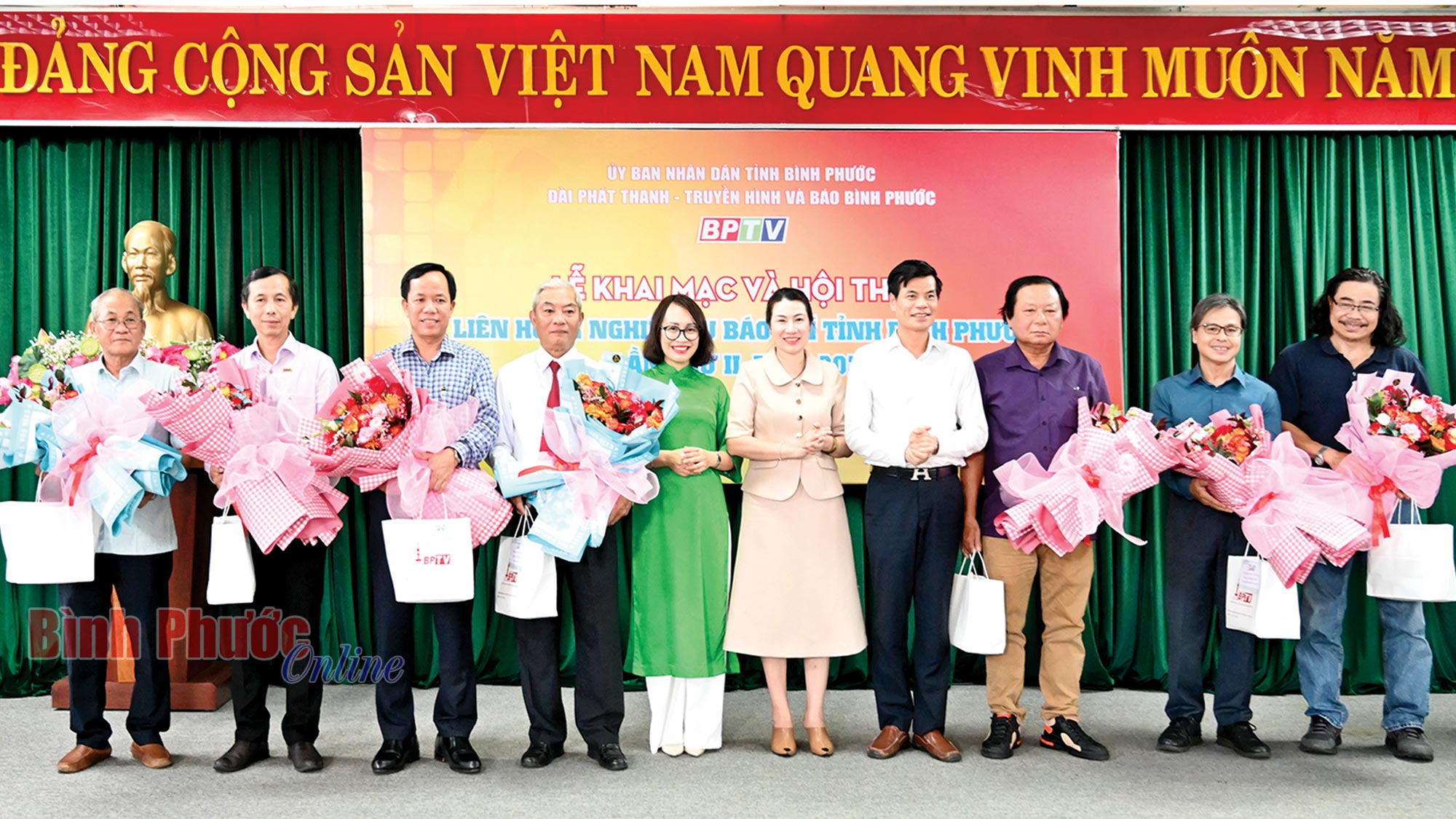 Hơn cả một liên hoan
