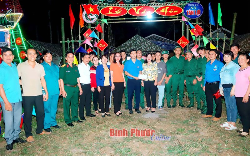 Hớn Quản: 164 phần quà tặng các tân binh