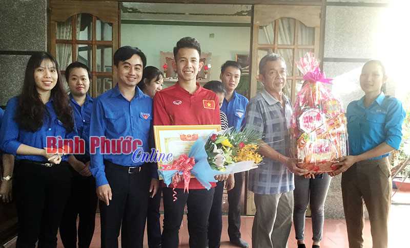 Tỉnh đoàn tặng bằng khen cho tuyển thủ Hồng Duy Tỉnh đoàn tặng bằng khen cho tuyển thủ Hồng Duy
