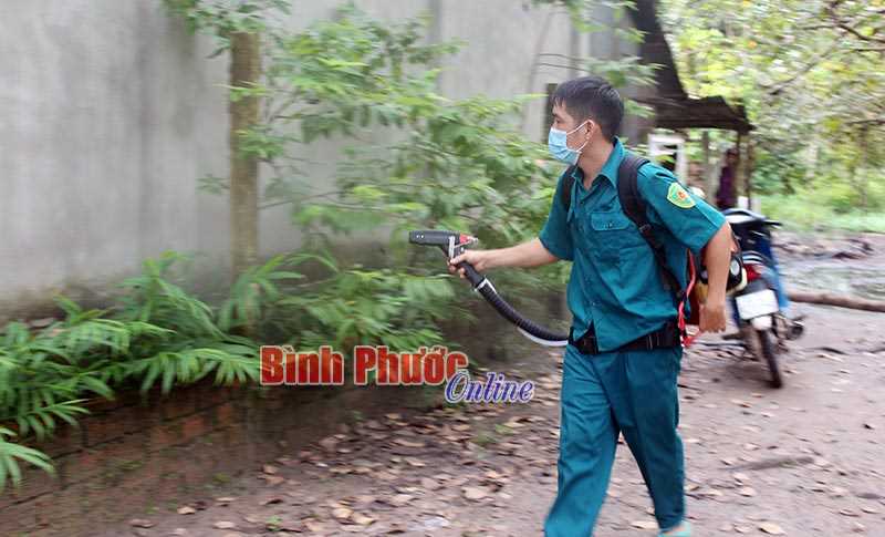 HỚN QUẢN: Phun hóa chất chủ động phòng, chống sốt xuất huyết HỚN QUẢN: Phun hóa chất chủ động phòng, chống sốt xuất huyết