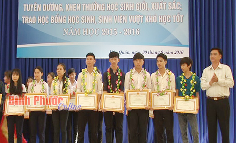 Hớn Quản tuyên dương học sinh, sinh viên vượt khó học tốt Hớn Quản tuyên dương học sinh, sinh viên vượt khó học tốt