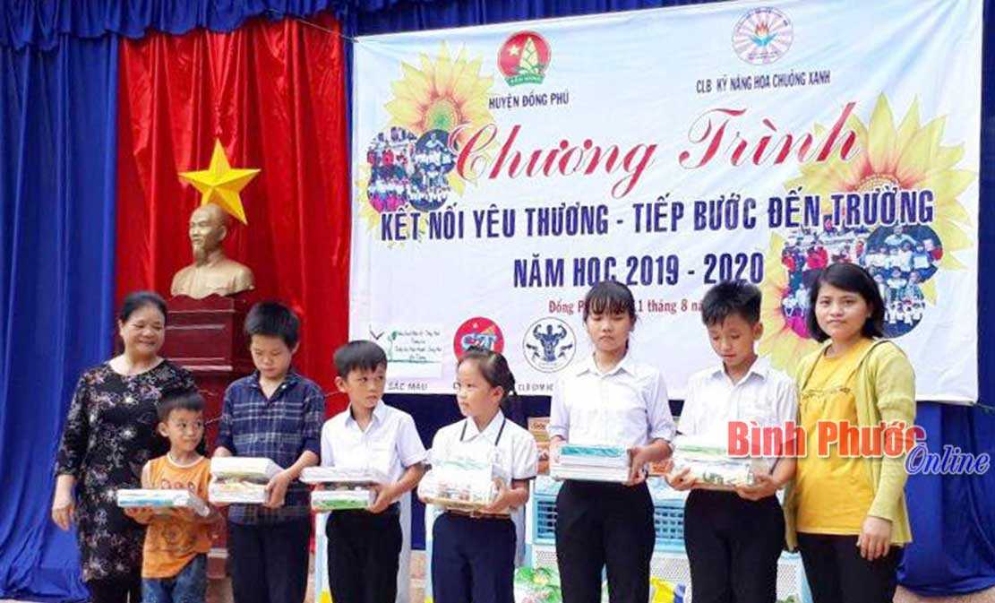 Tiếp sức đến trường cho học sinh vùng sâu, vùng xa ở Đồng Phú Tiếp sức đến trường cho học sinh vùng sâu, vùng xa ở Đồng Phú