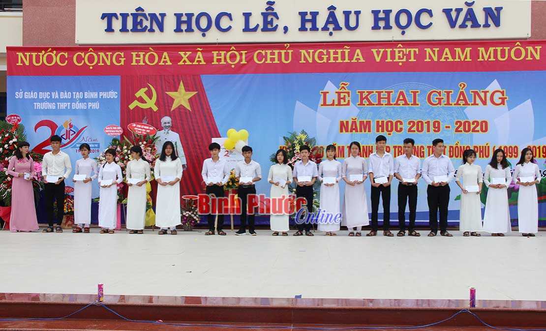 Gần 1 tỷ đồng tặng học sinh nghèo hiếu học Gần 1 tỷ đồng tặng học sinh nghèo hiếu học