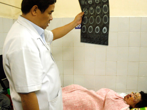 5 nữ sinh bị xe tải tông: 1 người chết, 4 trọng thương 5 nữ sinh bị xe tải tông: 1 người chết, 4 trọng thương