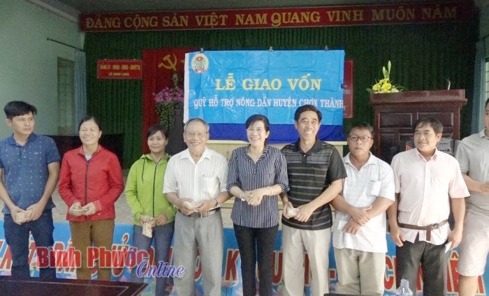 Chơn Thành: Bàn giao 800 triệu đồng hỗ trợ các dự án chăm sóc cây trồng Chơn Thành: Bàn giao 800 triệu đồng hỗ trợ các dự án chăm sóc cây trồng