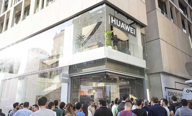 Huawei mở cửa hàng lớn nhất bên ngoài Trung Quốc ở Tây Ban Nha