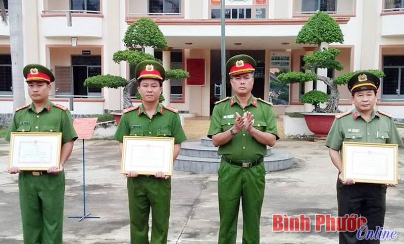 Huy động sức mạnh toàn dân giữ gìn an ninh trật tự Huy động sức mạnh toàn dân giữ gìn an ninh trật tự