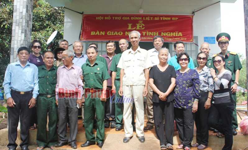Huyện Bù Gia Mập trao 3 căn nhà tình nghĩa Huyện Bù Gia Mập trao 3 căn nhà tình nghĩa