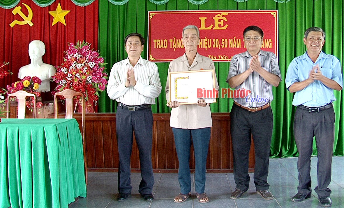 Hai đảng viên nhận Huy hiệu 30, 50 năm tuổi Đảng
