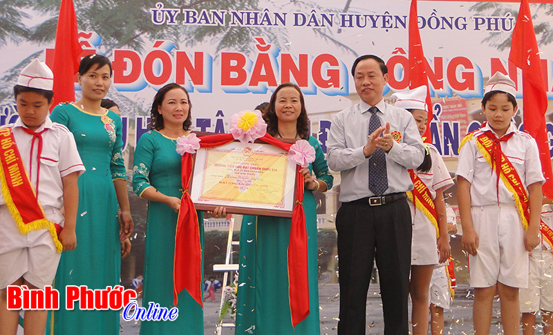 Trường tiểu học Tân Tiến đón bằng công nhận đạt chuẩn quốc gia mức độ 1 Trường tiểu học Tân Tiến đón bằng công nhận đạt chuẩn quốc gia mức độ 1