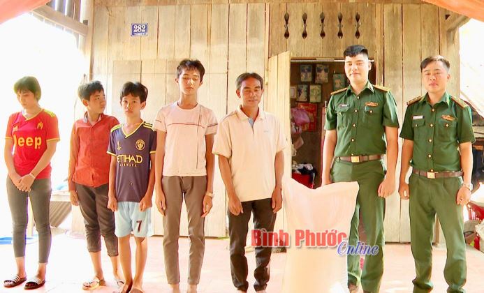 Đồn biên phòng Bù Đốp hỗ trợ gạo cho hộ nghèo Đồn biên phòng Bù Đốp hỗ trợ gạo cho hộ nghèo