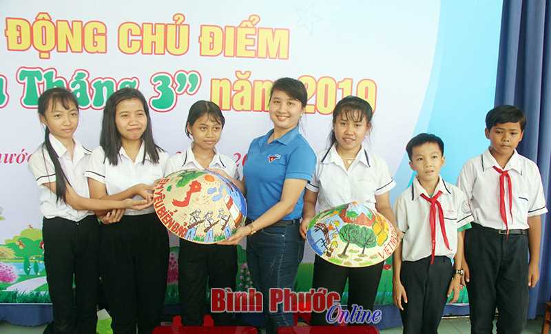 Những học sinh đam mê vẽ tranh Những học sinh đam mê vẽ tranh