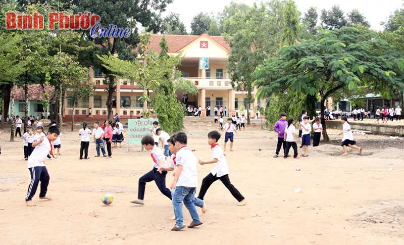 Tiểu học Minh Lập chăm lo học sinh nghèo Tiểu học Minh Lập chăm lo học sinh nghèo
