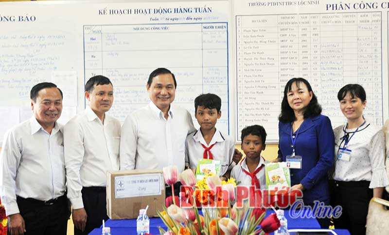 600 tập trắng tặng học sinh dân tộc nội trú Lộc Ninh 600 tập trắng tặng học sinh dân tộc nội trú Lộc Ninh
