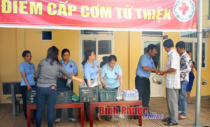 Những suất cơm ấm lòng người bệnh Những suất cơm ấm lòng người bệnh