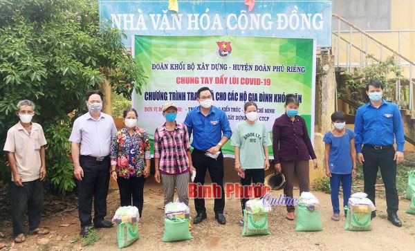 100 phần quà tặng người nghèo, cận nghèo xã Phú Riềng 100 phần quà tặng người nghèo, cận nghèo xã Phú Riềng