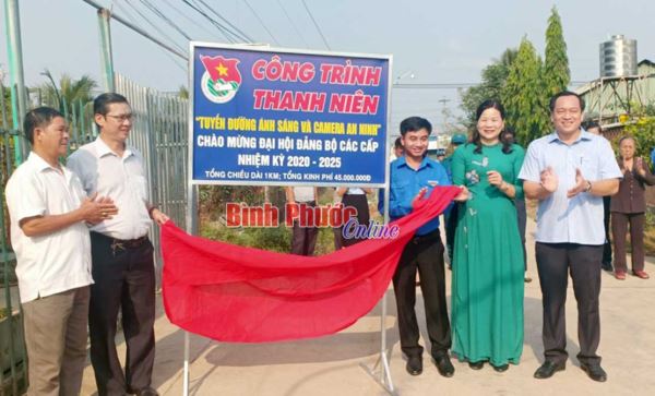 Tỉnh đoàn bàn giao tuyến đường ánh sáng an ninh Tỉnh đoàn bàn giao tuyến đường ánh sáng an ninh
