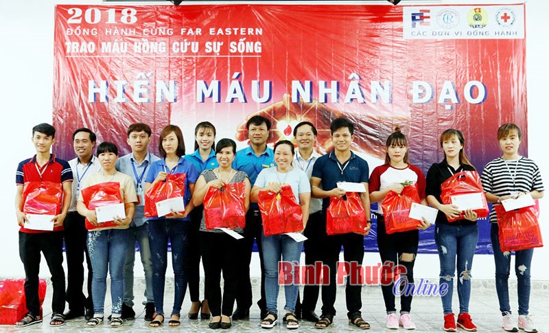 Công nhân Công ty TNHH New Apparel Far Eastern hiến máu nhân đạo Công nhân Công ty TNHH New Apparel Far Eastern hiến máu nhân đạo
