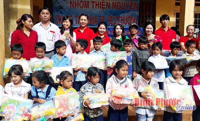 Bù Đăng: 420 học sinh DTTS được tặng quà Bù Đăng: 420 học sinh DTTS được tặng quà