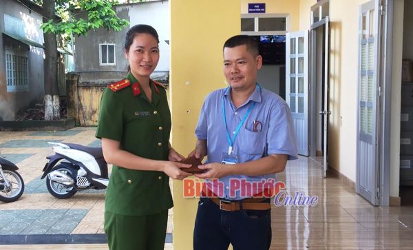 Nữ Thượng úy Công an nhặt được bóp tiền, trả lại người bị mất Nữ Thượng úy Công an nhặt được bóp tiền, trả lại người bị mất
