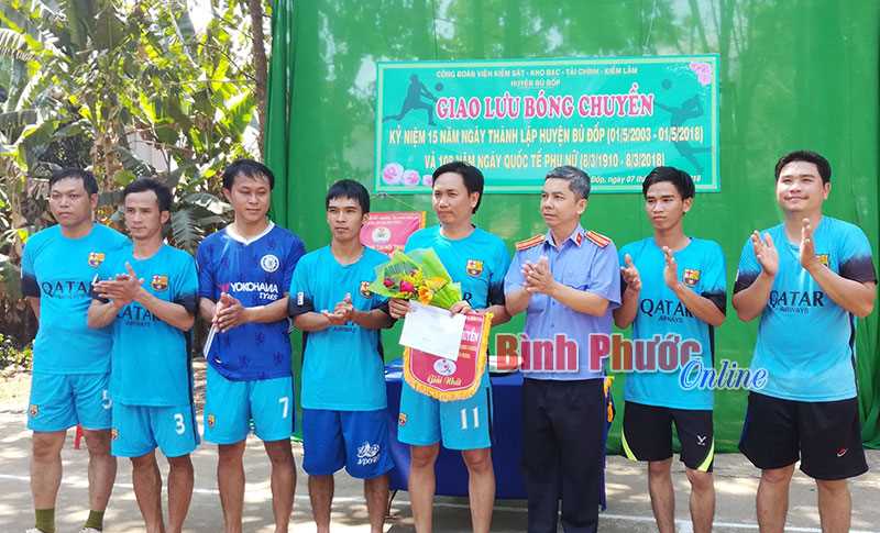 Giao lưu bóng chuyền các cơ quan nhân ngày 8-3