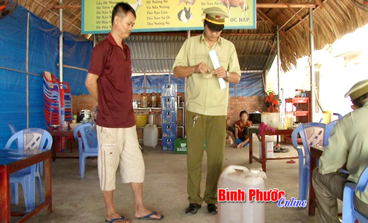 Hớn Quản: Thu giữ 120 lít rượu không rõ nguồn gốc, xuất xứ Hớn Quản: Thu giữ 120 lít rượu không rõ nguồn gốc, xuất xứ