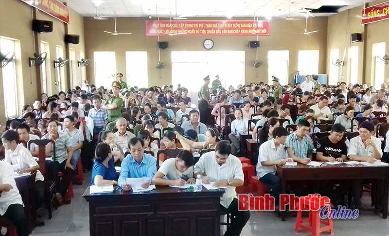 Lộc Ninh tưng bừng phiên đấu giá đất Lộc Ninh tưng bừng phiên đấu giá đất