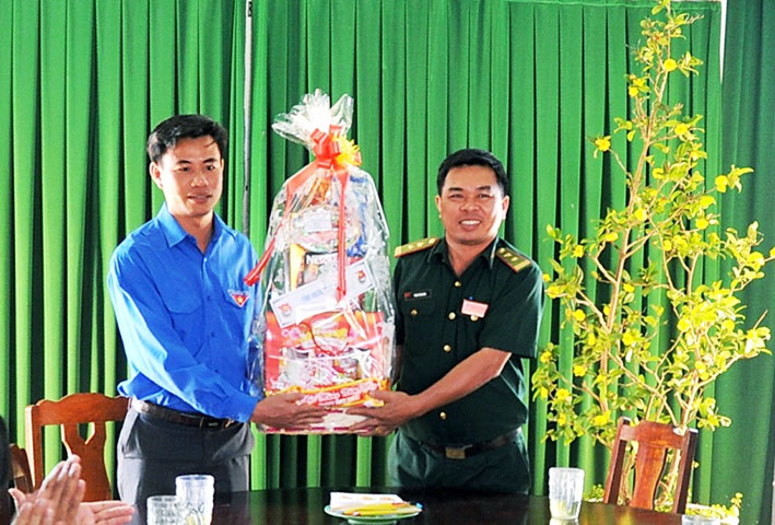 Tỉnh đoàn chúc tết bộ đội theo chiến dịch tình nguyện xuân biên giới Tỉnh đoàn chúc tết bộ đội theo chiến dịch tình nguyện xuân biên giới