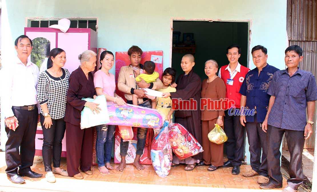 Tặng nhà cho 3 em nhỏ mồ côi
