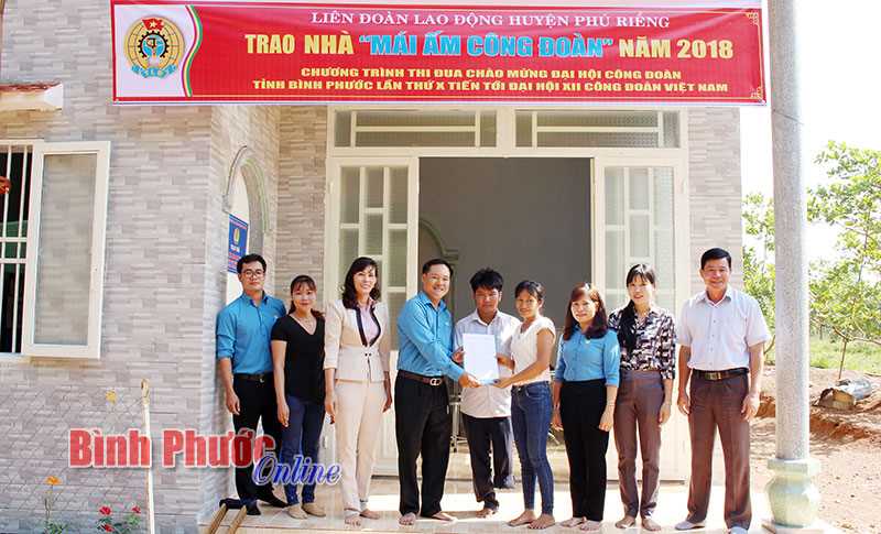 Trao “Mái ấm công đoàn” tặng giáo viên Nguyễn Thị Liên Trao “Mái ấm công đoàn” tặng giáo viên Nguyễn Thị Liên