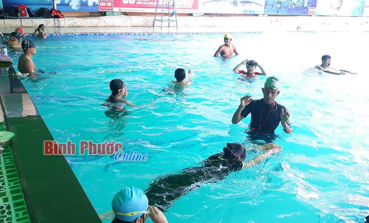 Đồng Xoài: 200 học sinh được phổ cập bơi và phòng chống đuối nước Đồng Xoài: 200 học sinh được phổ cập bơi và phòng chống đuối nước
