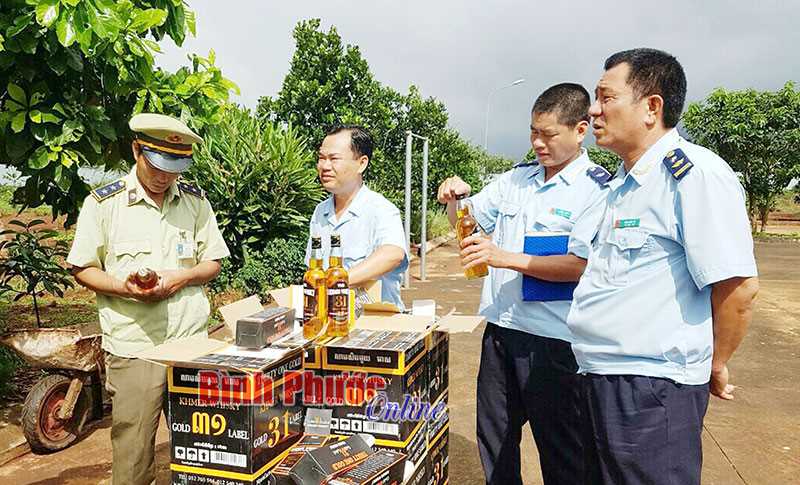 Tiêu hủy 227 chai rượu ngoại nhập lậu Tiêu hủy 227 chai rượu ngoại nhập lậu