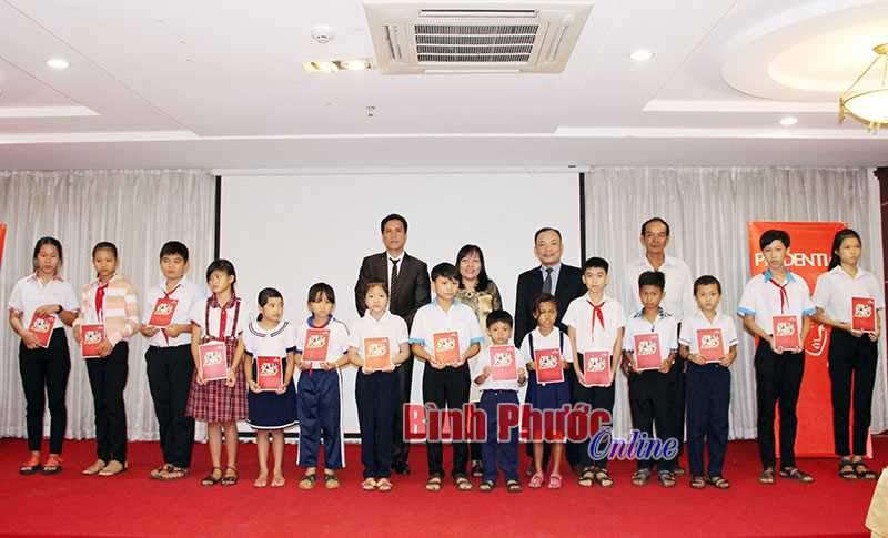 Prudential trao 15 suất học bổng tặng học sinh nghèo Prudential trao 15 suất học bổng tặng học sinh nghèo