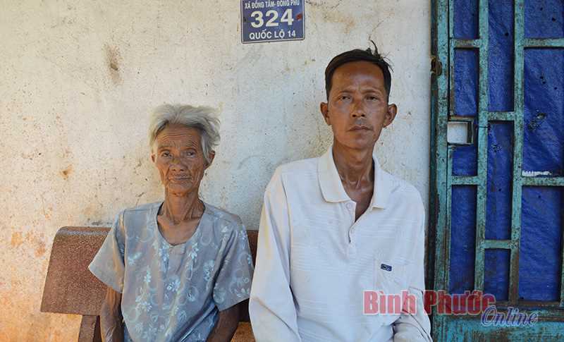 Mẹ già nuôi con khuyết tật Mẹ già nuôi con khuyết tật