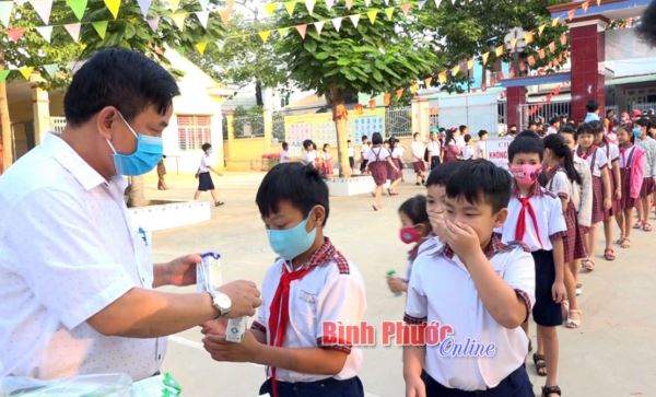 1.410 hộp sữa trao tặng học sinh 1.410 hộp sữa trao tặng học sinh