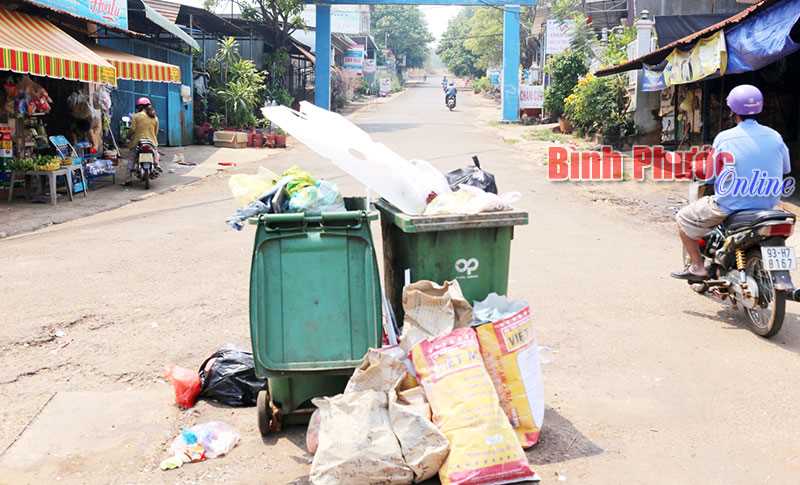 Rác án ngữ cổng khu dân cư văn hóa