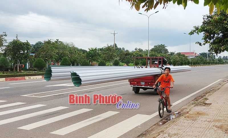 Xe ba gác chở quá khổ cản trở giao thông Xe ba gác chở quá khổ cản trở giao thông