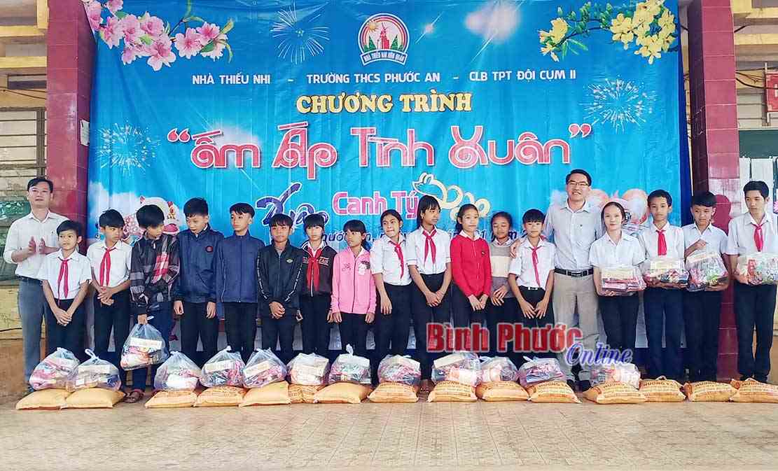 Trao hơn 19 triệu đồng quà tết tặng học sinh khó khăn Trao hơn 19 triệu đồng quà tết tặng học sinh khó khăn