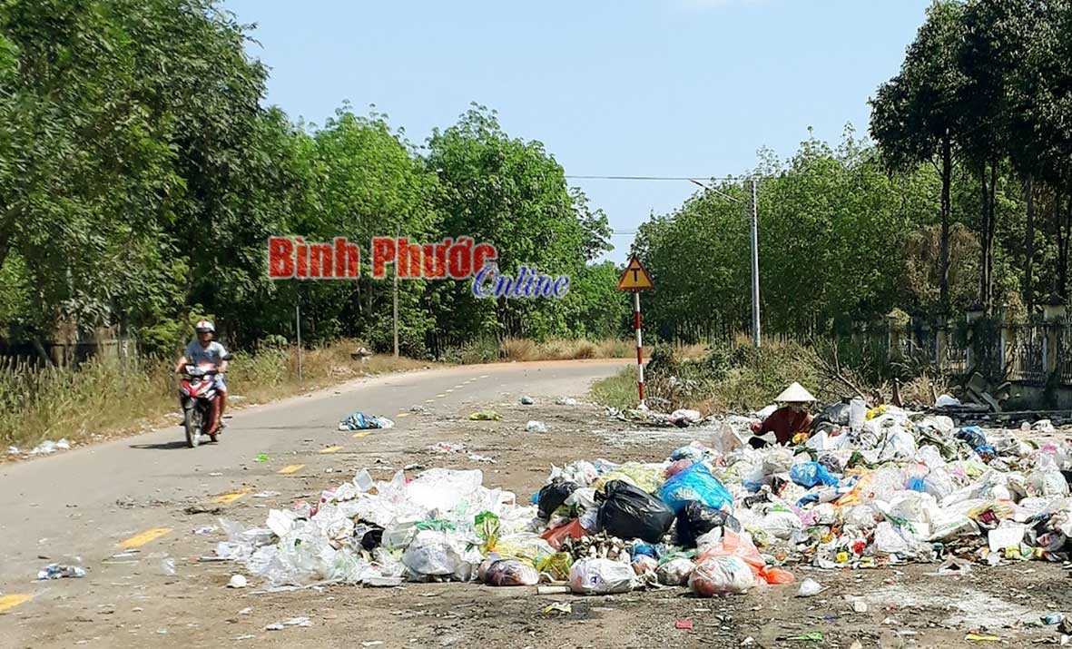 Rác lấn đường, gây ô nhiễm Rác lấn đường, gây ô nhiễm