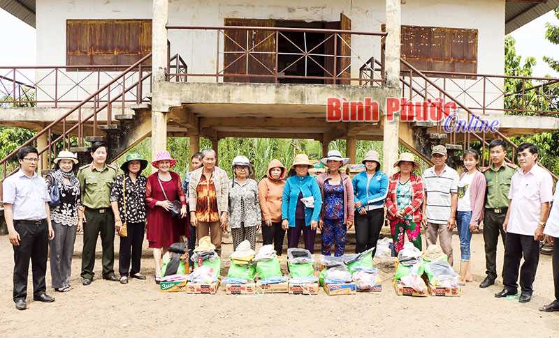 103 phần quà tặng đồng bào nghèo hai xã Phước Minh, Phước Tín 103 phần quà tặng đồng bào nghèo hai xã Phước Minh, Phước Tín